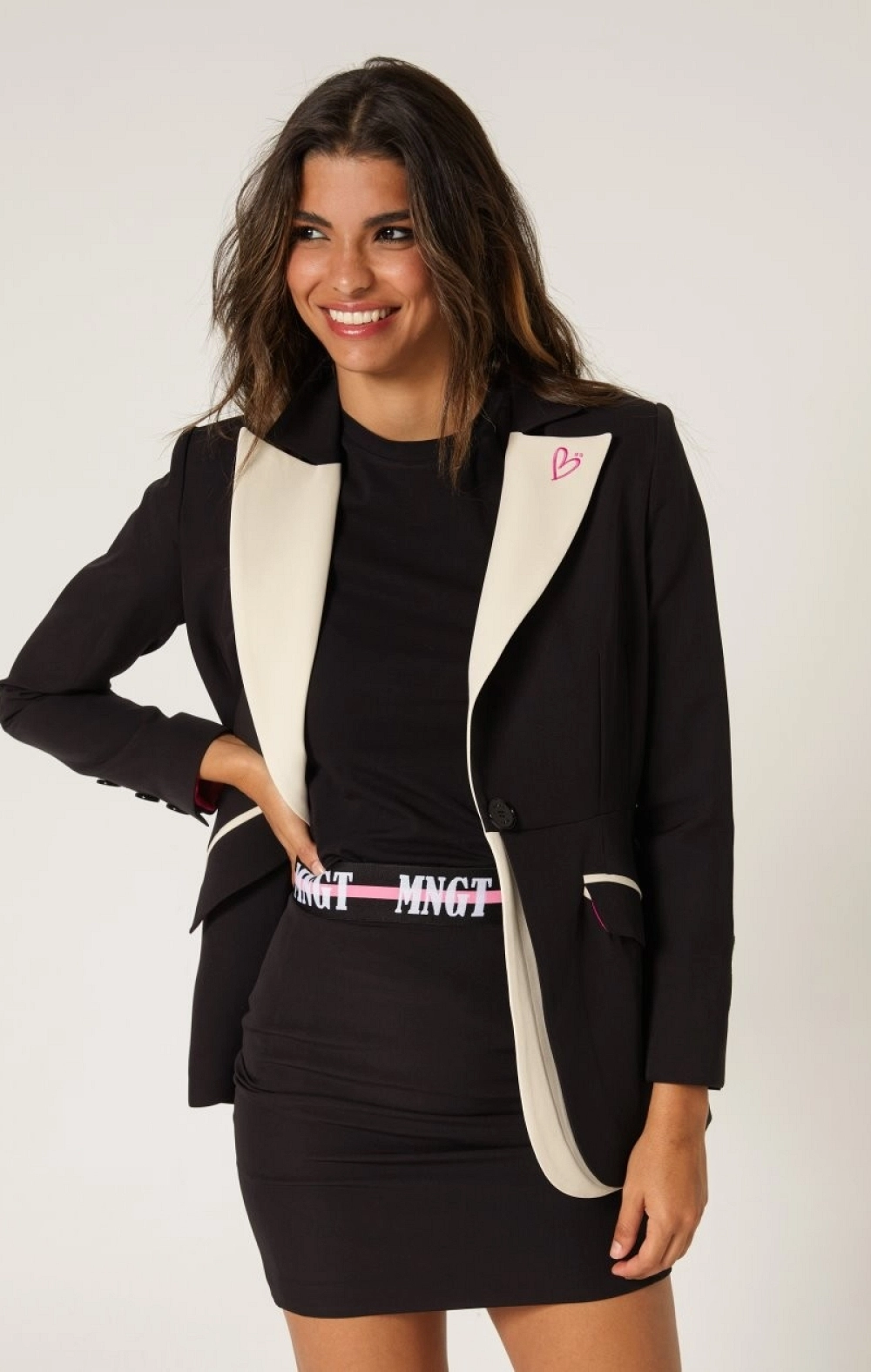 BLAZER NEGRA CON SOLAPA CONTRASTE OFF WHITE MANGATA