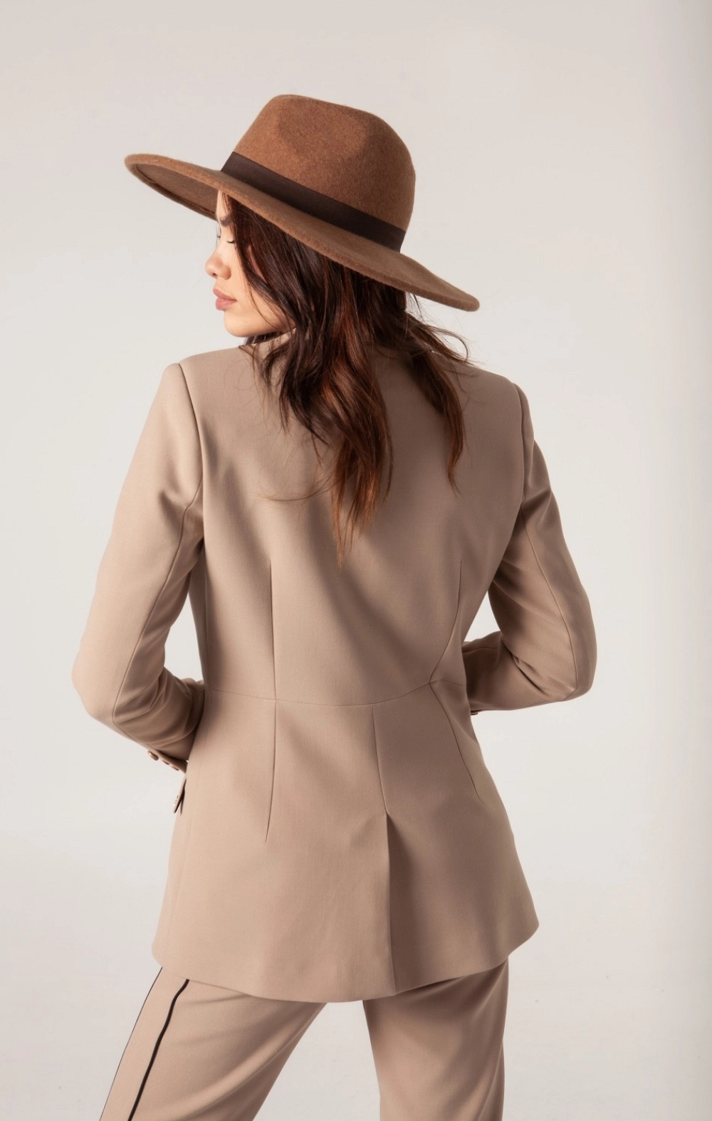 BLAZER VIVOS NEGROS BEIGE MANGATA