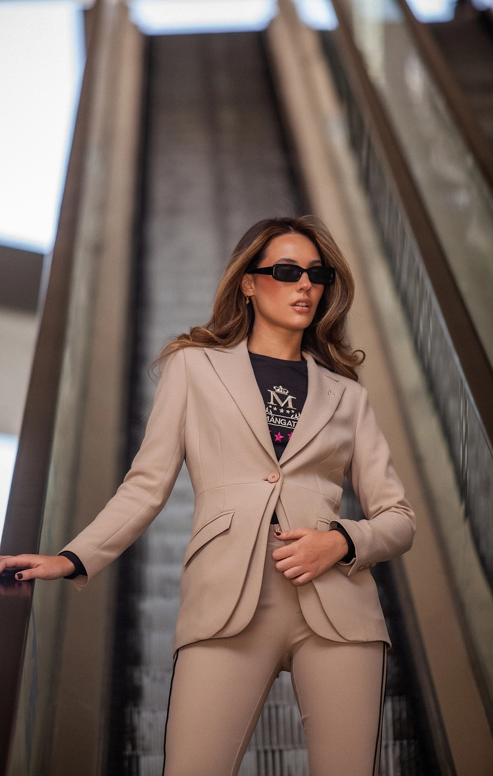 BLAZER VIVOS NEGROS BEIGE MANGATA