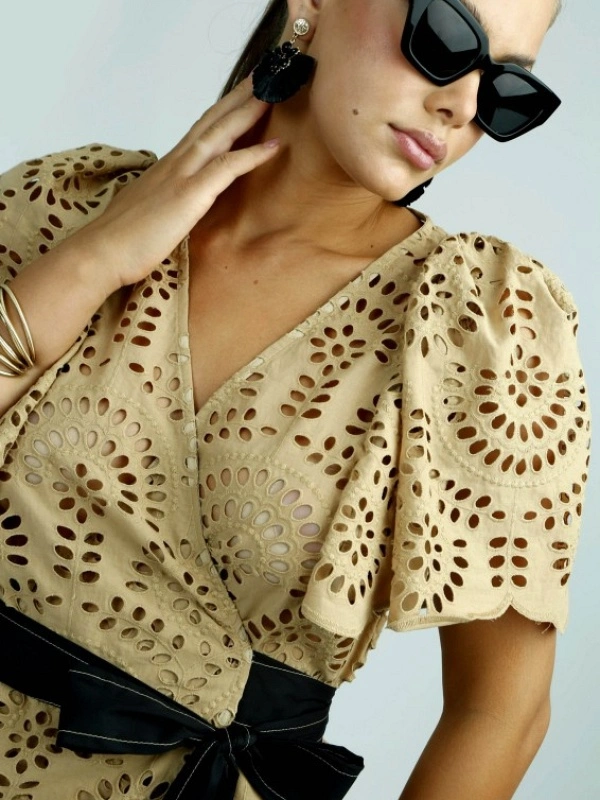 BLUSA CAMEL TALADRADA LAZO