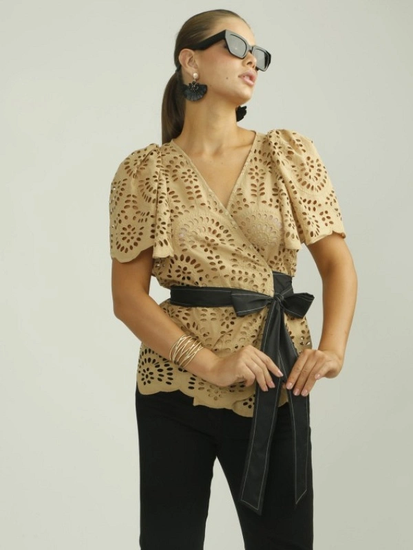 BLUSA CAMEL TALADRADA LAZO