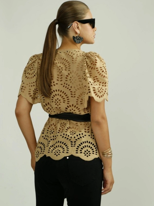 BLUSA CAMEL TALADRADA LAZO