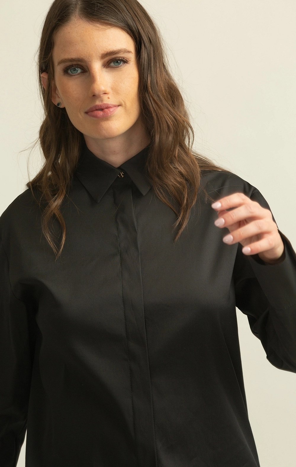 CAMISA NEGRA BOTONES MANGAS Y PALAS ESPALDA ALBA CONDE