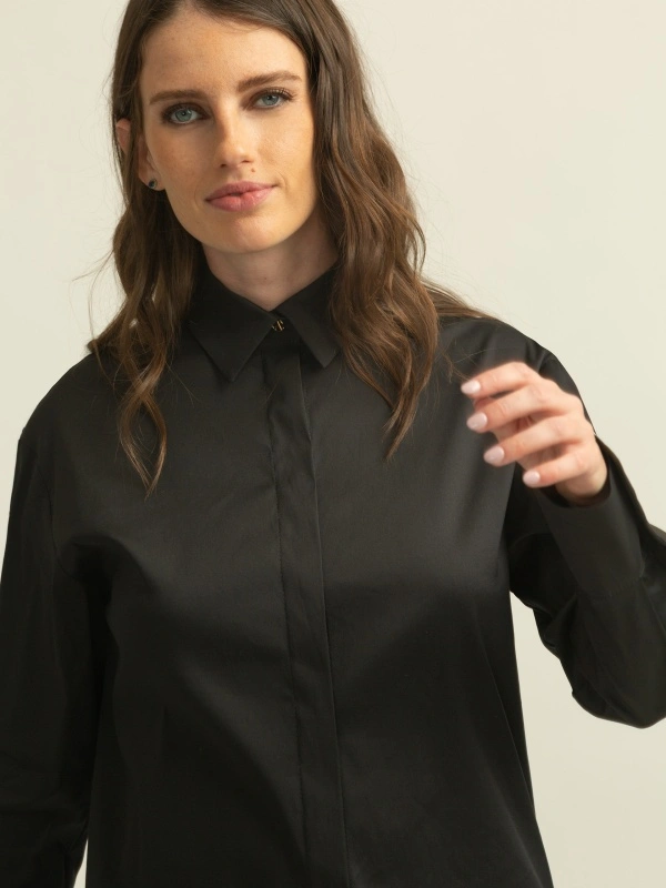 CAMISA NEGRA BOTONES MANGAS Y PALAS ESPALDA ALBA CONDE