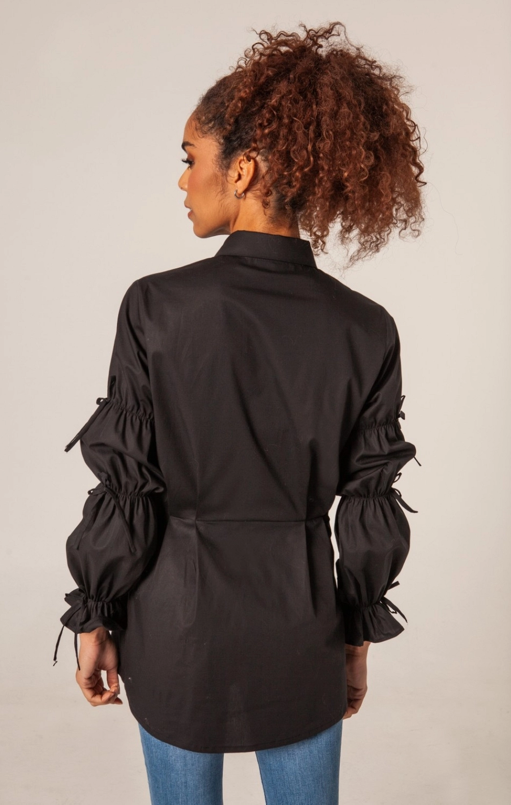 CAMISA NEGRA MANGA ABULLONADA LAZOS
