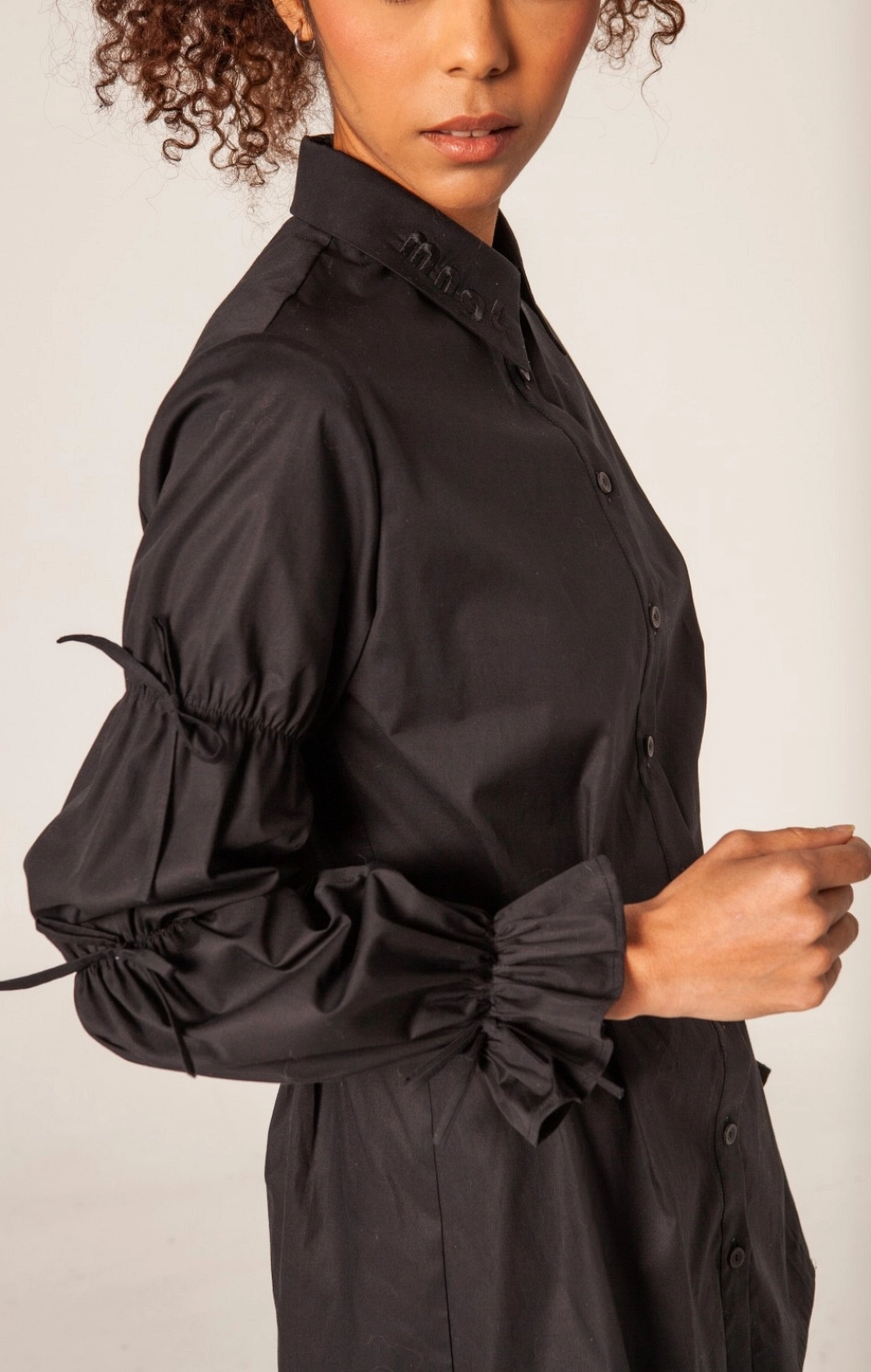 CAMISA NEGRA MANGA ABULLONADA LAZOS