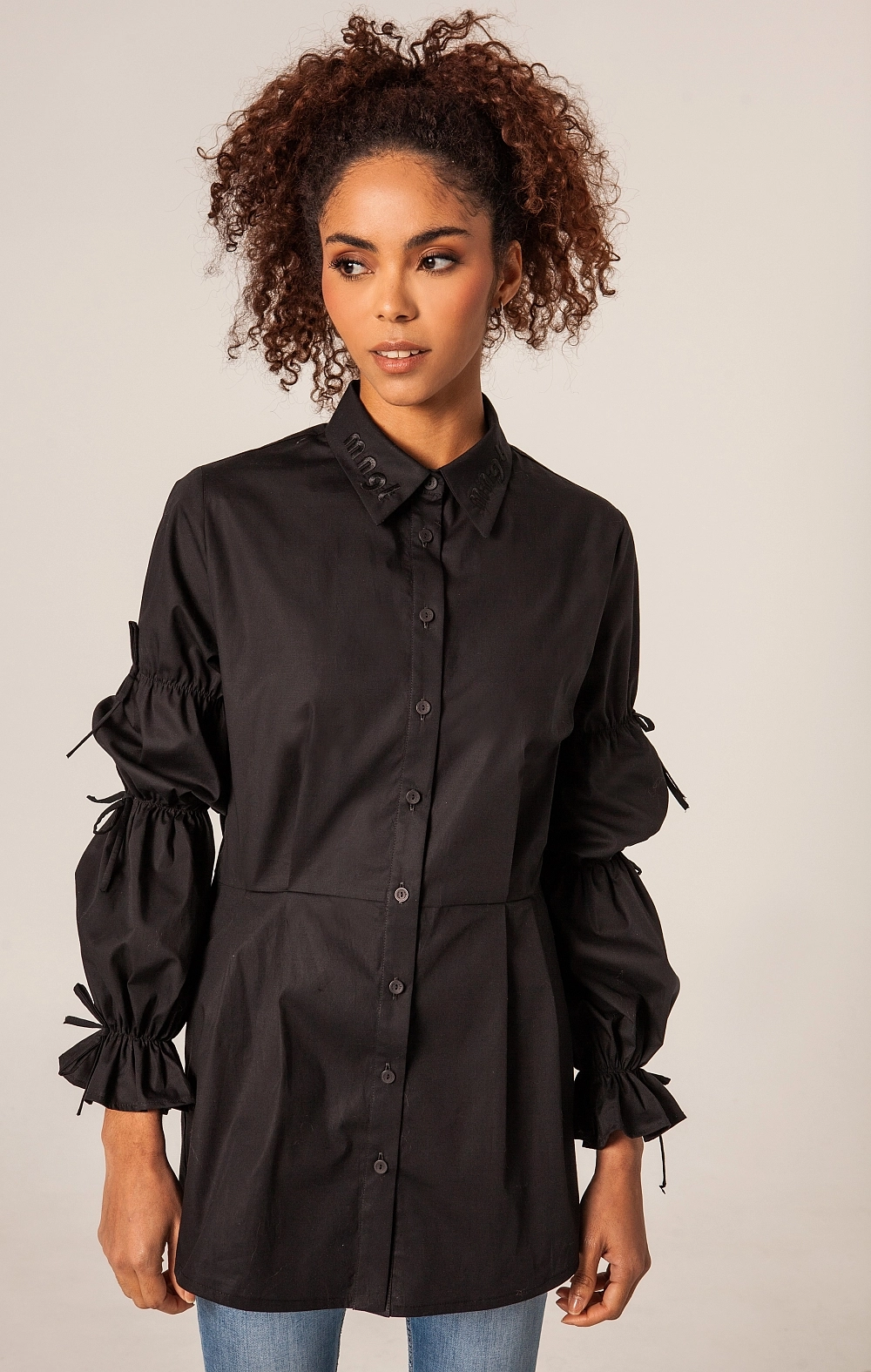CAMISA NEGRA MANGA ABULLONADA LAZOS