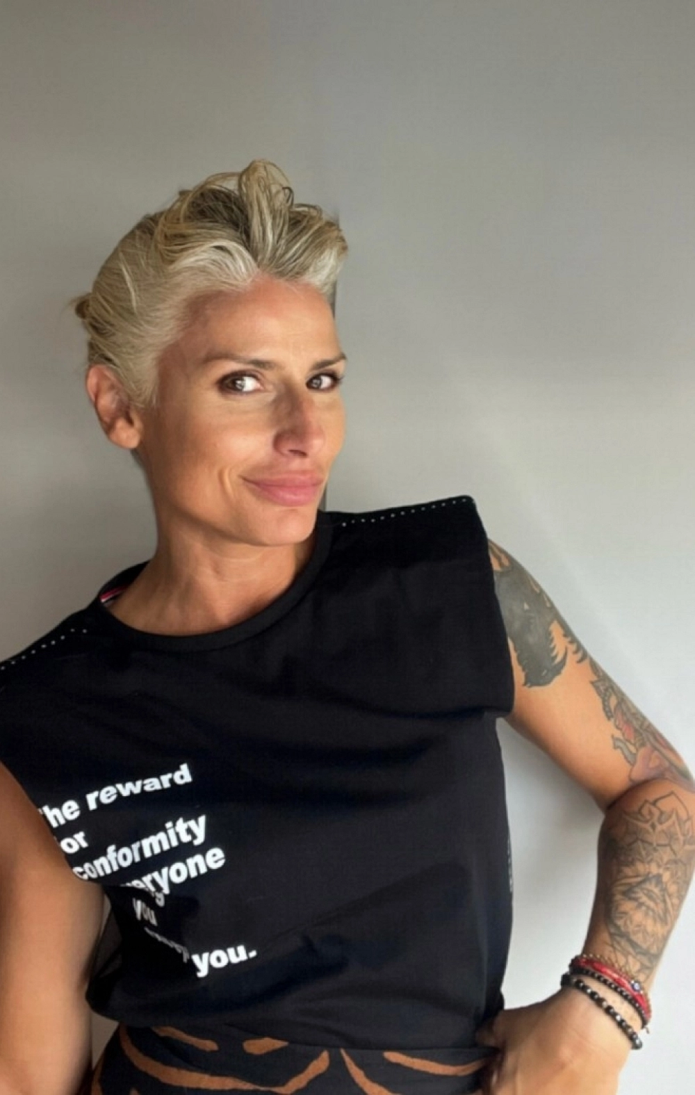 CAMISETA DE MUJER YOU NEGRA LASAL