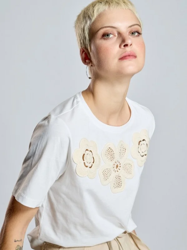 CAMISETA FLORES CROCHE