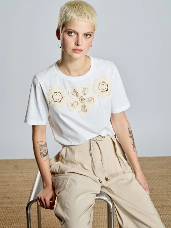 CAMISETA FLORES CROCHE