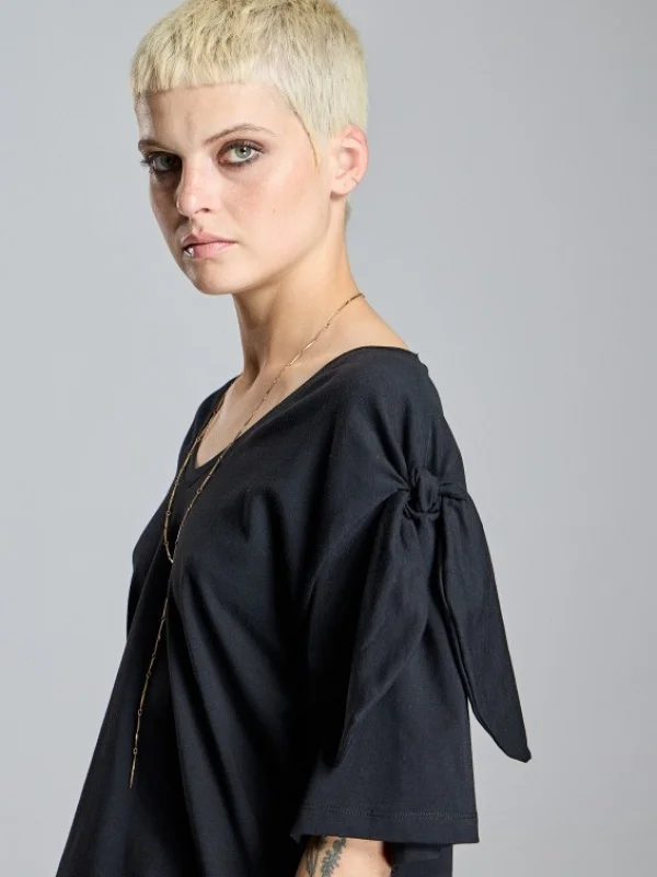 CAMISETA LAZOS EN MANGAS