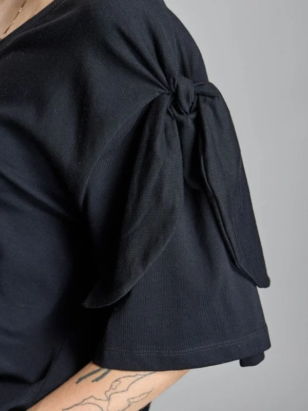 CAMISETA LAZOS EN MANGAS