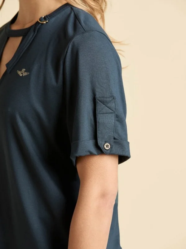 CAMISETA PICO MANGA CORTA BOTON Y APLIQUE