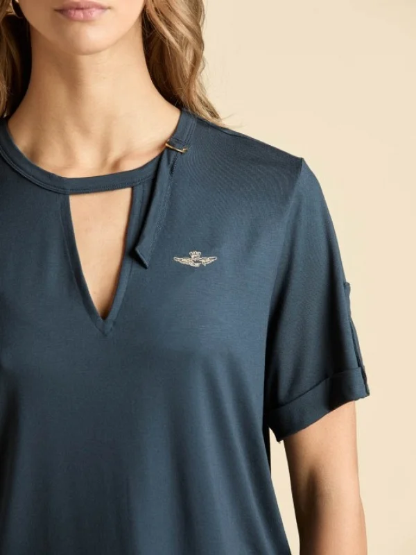 CAMISETA PICO MANGA CORTA BOTON Y APLIQUE