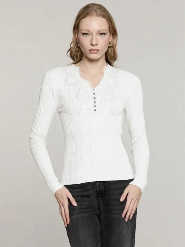 CAMISETA PUNTO SUAVE ESCOTE PICO CON ENCAJE Y BOTONES