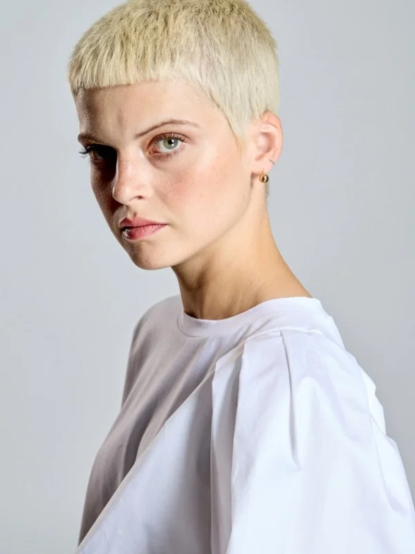 CAMISETA VOLANTE EN HOMBRO