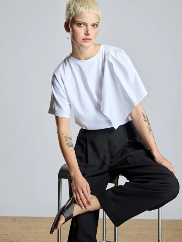 CAMISETA VOLANTE EN HOMBRO