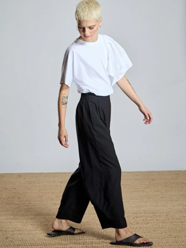 CAMISETA VOLANTE EN HOMBRO