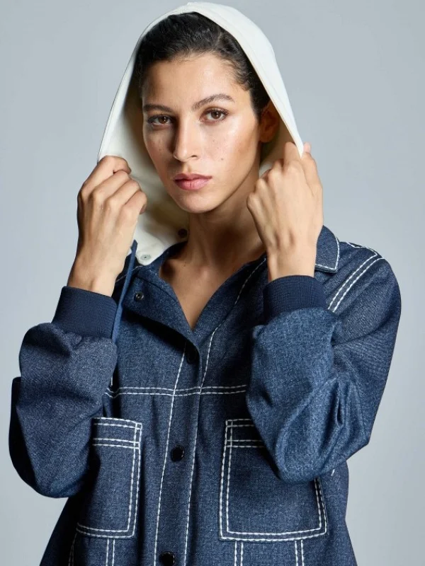 CAZADORA CAPUCHA TEJIDO TECNICO