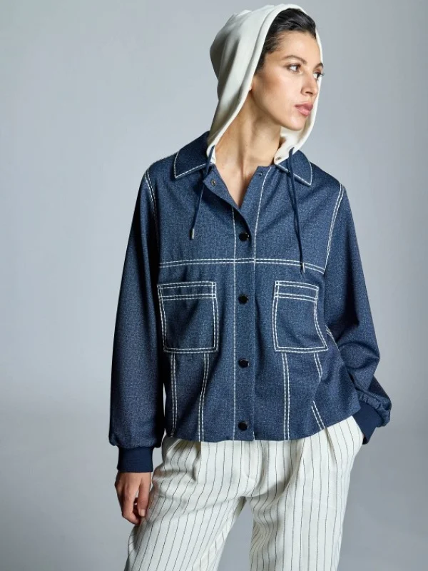 CAZADORA CAPUCHA TEJIDO TECNICO