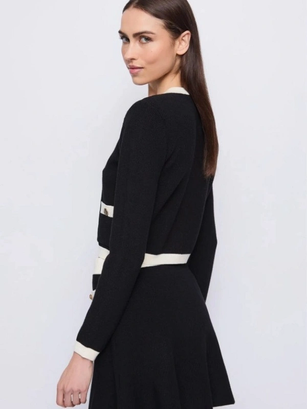 CHANELITA NEGRA Y BLANCA CON BOTONES