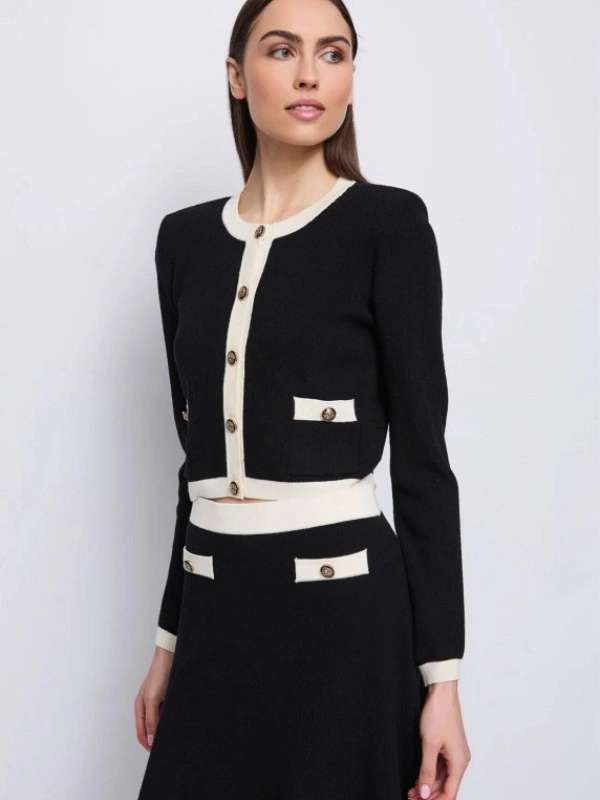 CHANELITA NEGRA Y BLANCA CON BOTONES