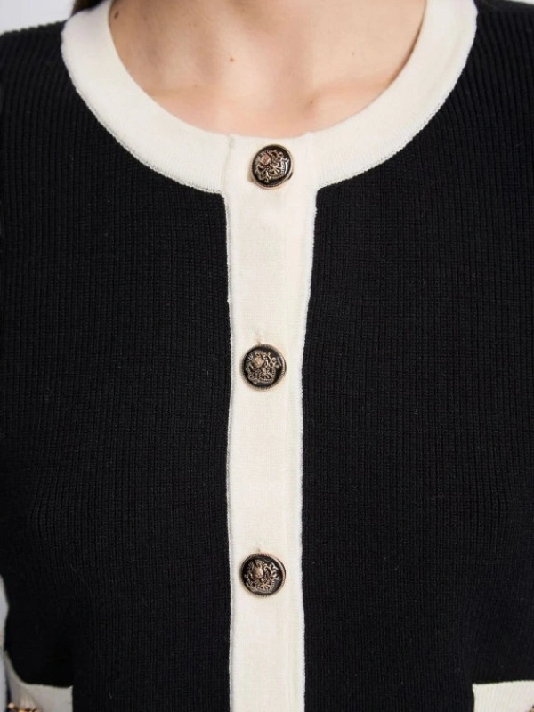 CHANELITA NEGRA Y BLANCA CON BOTONES