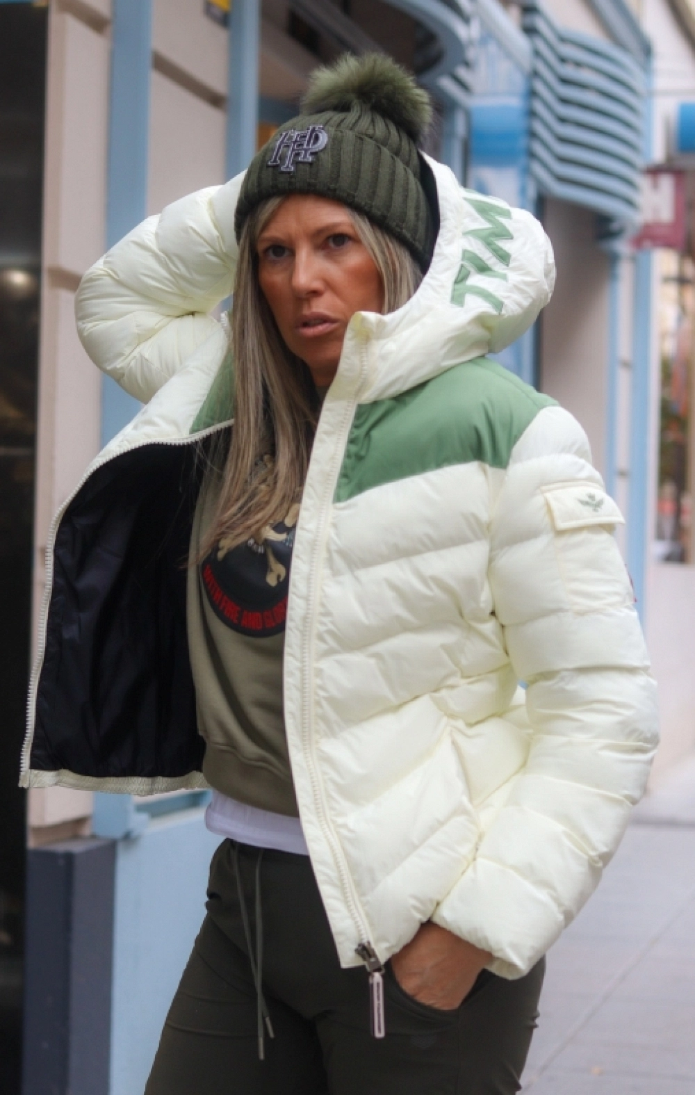 Chaqueta color block con capucha