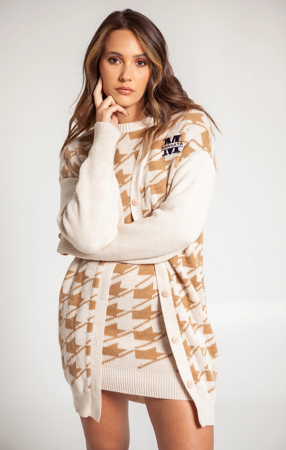 CHAQUETA LARGA PUNTO PATA DE GALLO CAMEL BORDADO M MANGATA