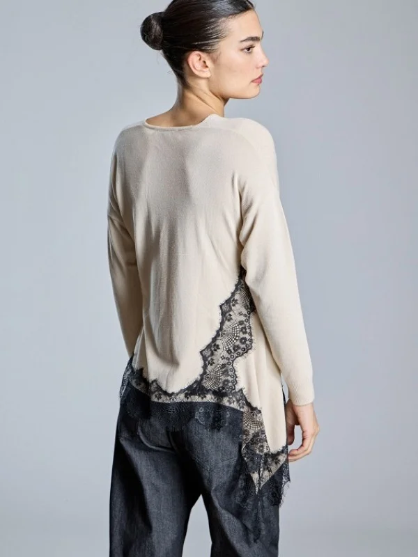 JERSEY CON PUNTILLAS Y ESCOTE DE PICO