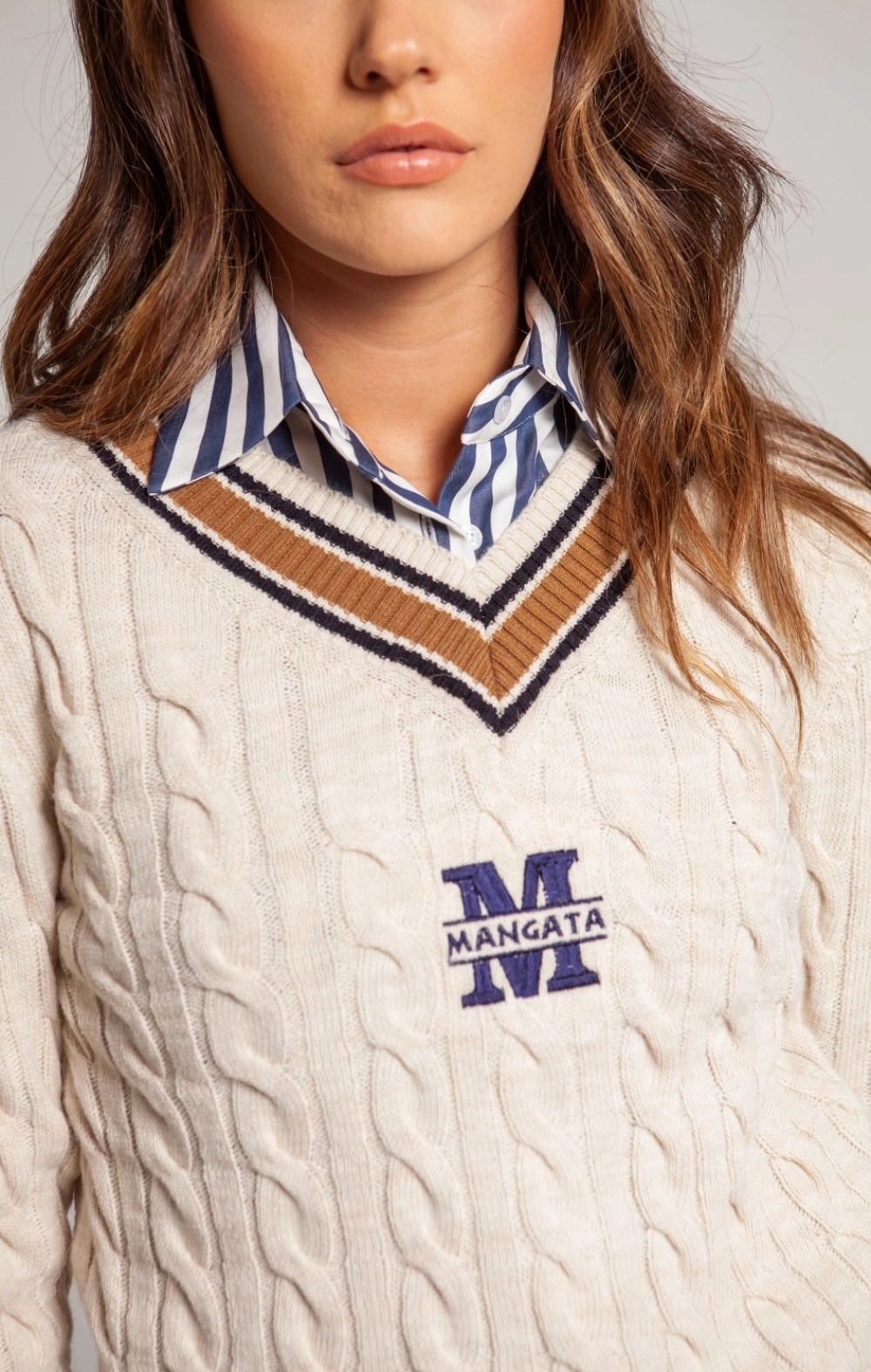JERSEY CUELLO PICO OCHOS CONTRASTE CRUDO BORDADO MANGATA