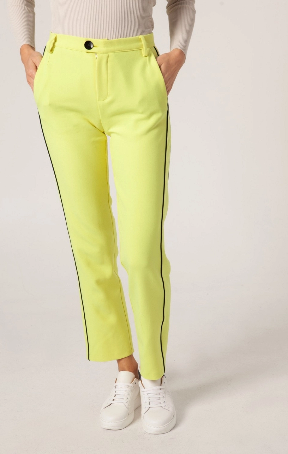 PANTALÓN BOLSILLO FRANCÉS VIVOS NEGROS AMARILLO MANGATA
