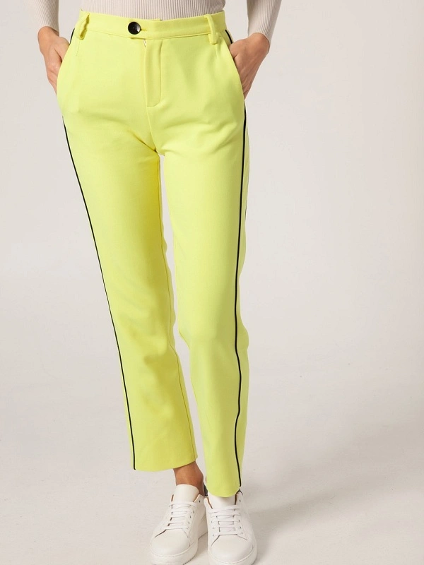 PANTALÓN BOLSILLO FRANCÉS VIVOS NEGROS AMARILLO MANGATA