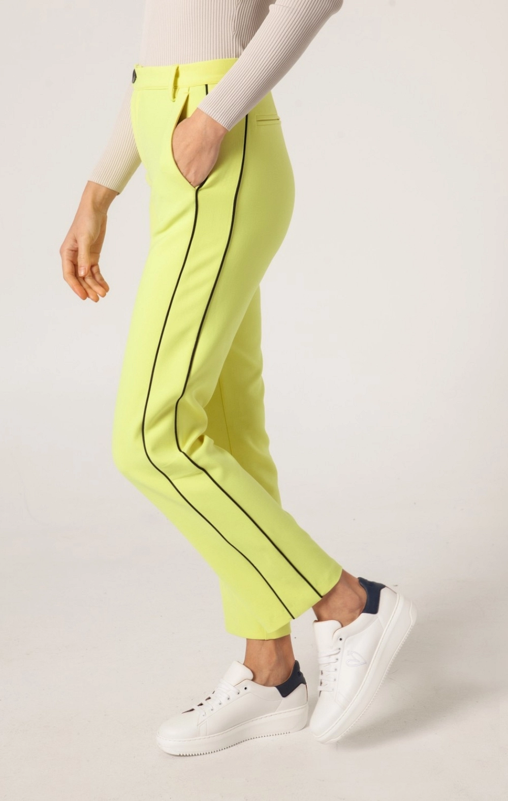 PANTALÓN BOLSILLO FRANCÉS VIVOS NEGROS AMARILLO MANGATA