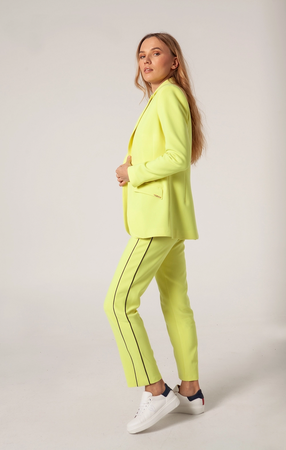 PANTALÓN BOLSILLO FRANCÉS VIVOS NEGROS AMARILLO MANGATA