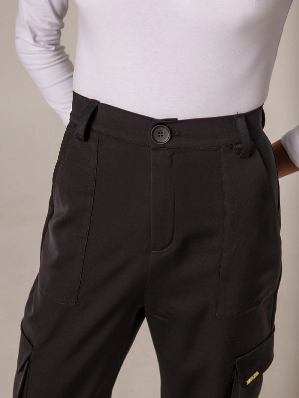 PANTALON CARGO BOLSILLOS LATERALES NEGRO MANGATA