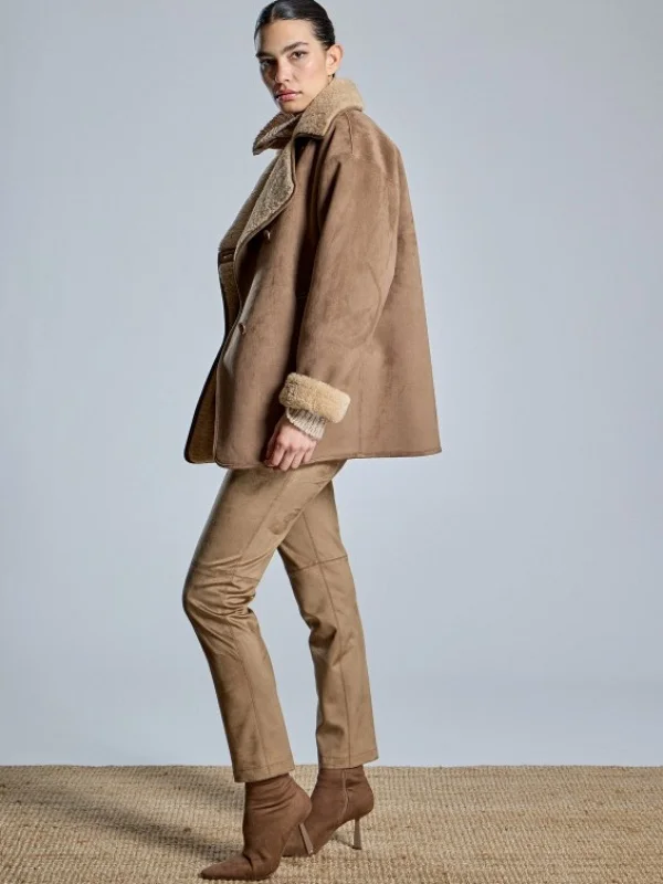 PANTALON EFECTO PIEL VUELTA