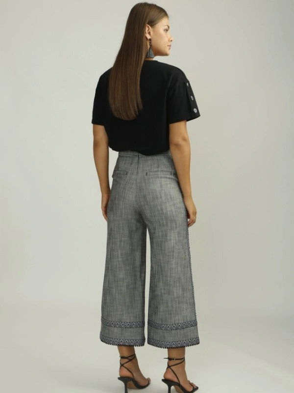 PANTALÓN GRIS CON PASAMANERÍA