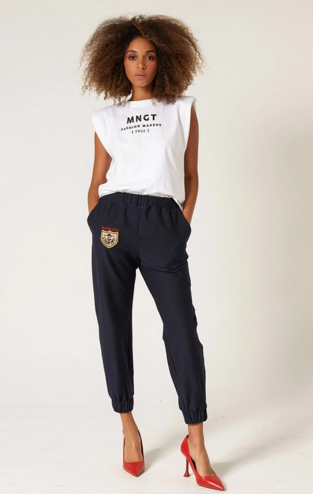 PANTALON JOGGER MARINO CON BORDADO M PARCHE TENNIS