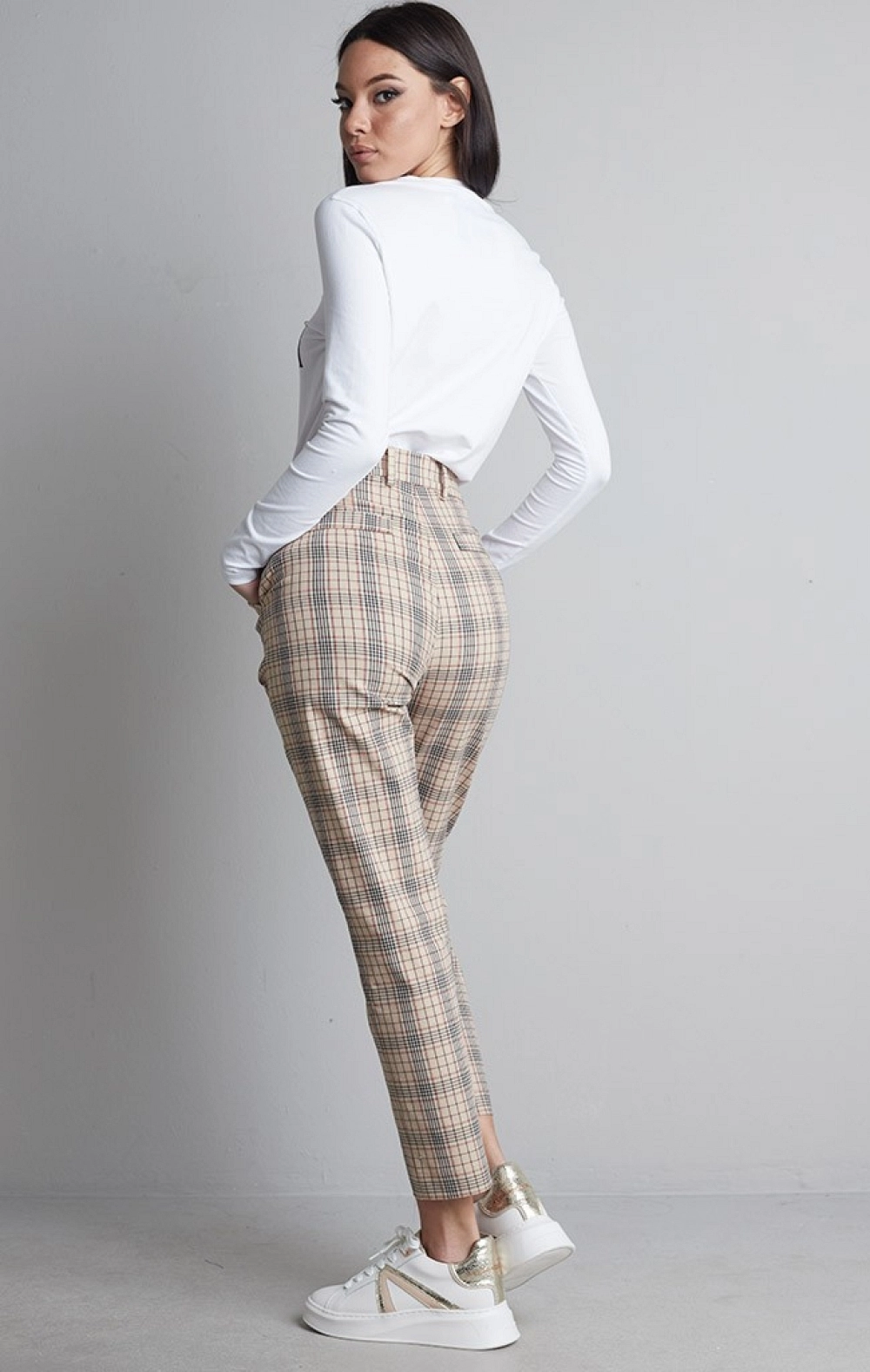 PANTALÓN MANGATA CUADROS NUDE RECTO CON BOTON DORADO PERSONALIZADO