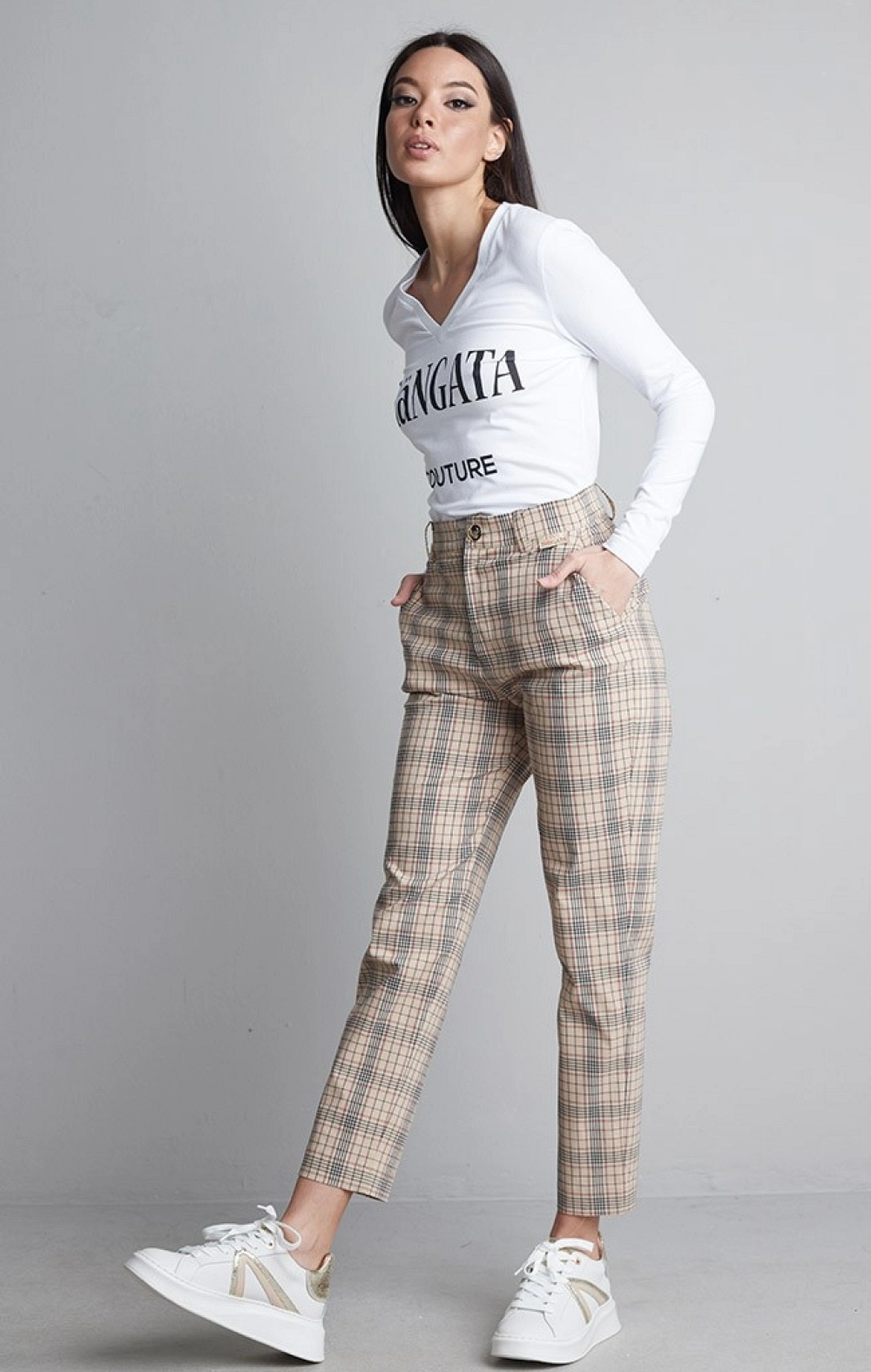 PANTALÓN MANGATA CUADROS NUDE RECTO CON BOTON DORADO PERSONALIZADO