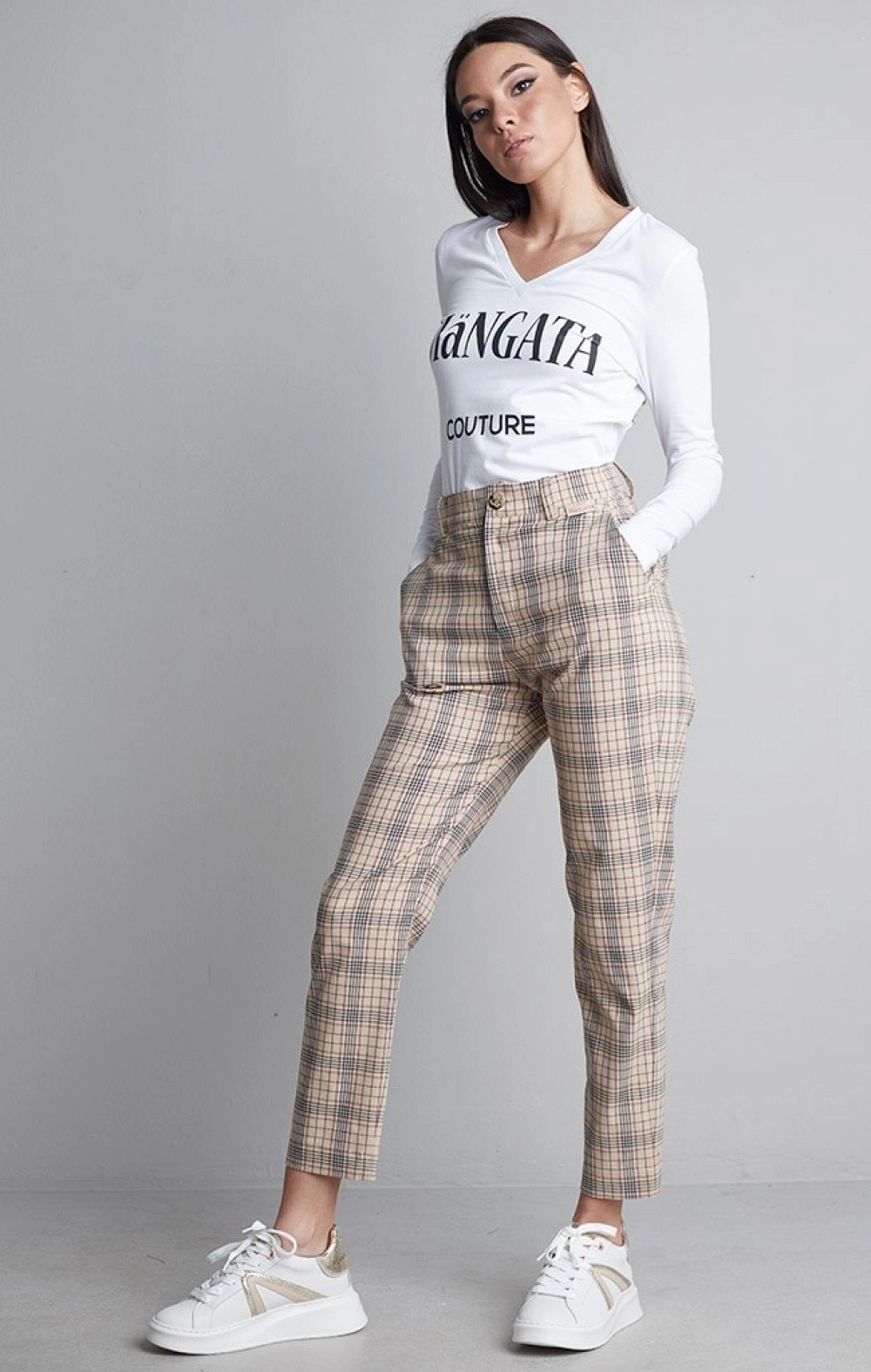PANTALÓN MANGATA CUADROS NUDE RECTO CON BOTON DORADO PERSONALIZADO