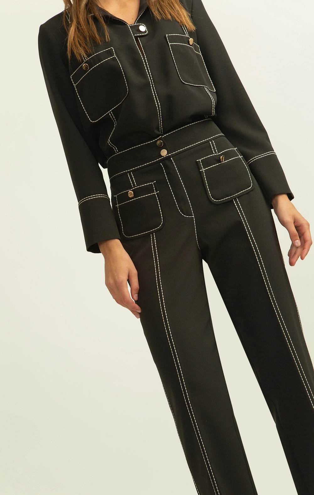 PANTALÓN NEGRO CON PESPUNTE BLANCO ALBA CONDE