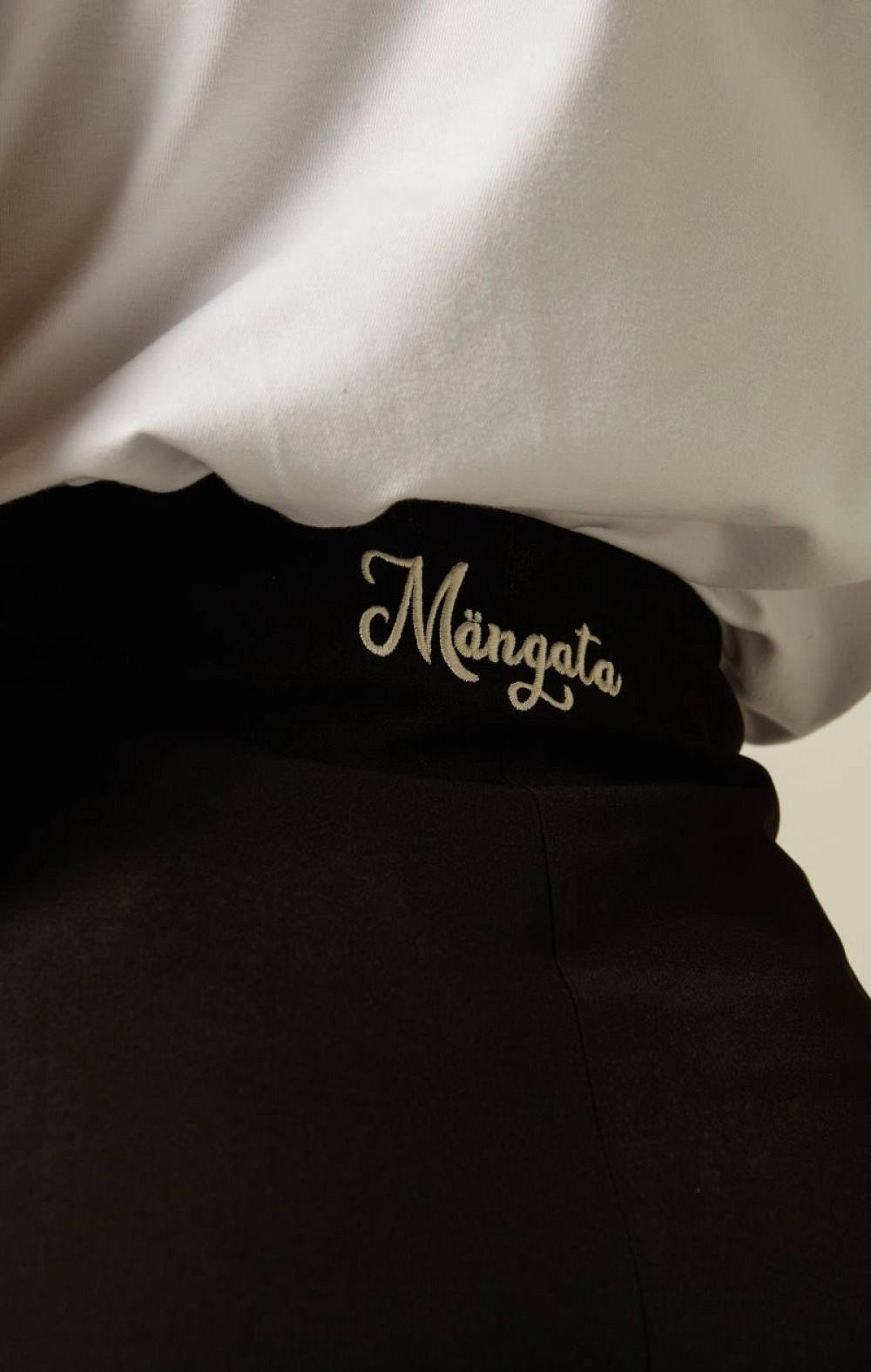 PANTALON NEGRO TRABILLAS CONTRASTE OFF WHITE MANGATA