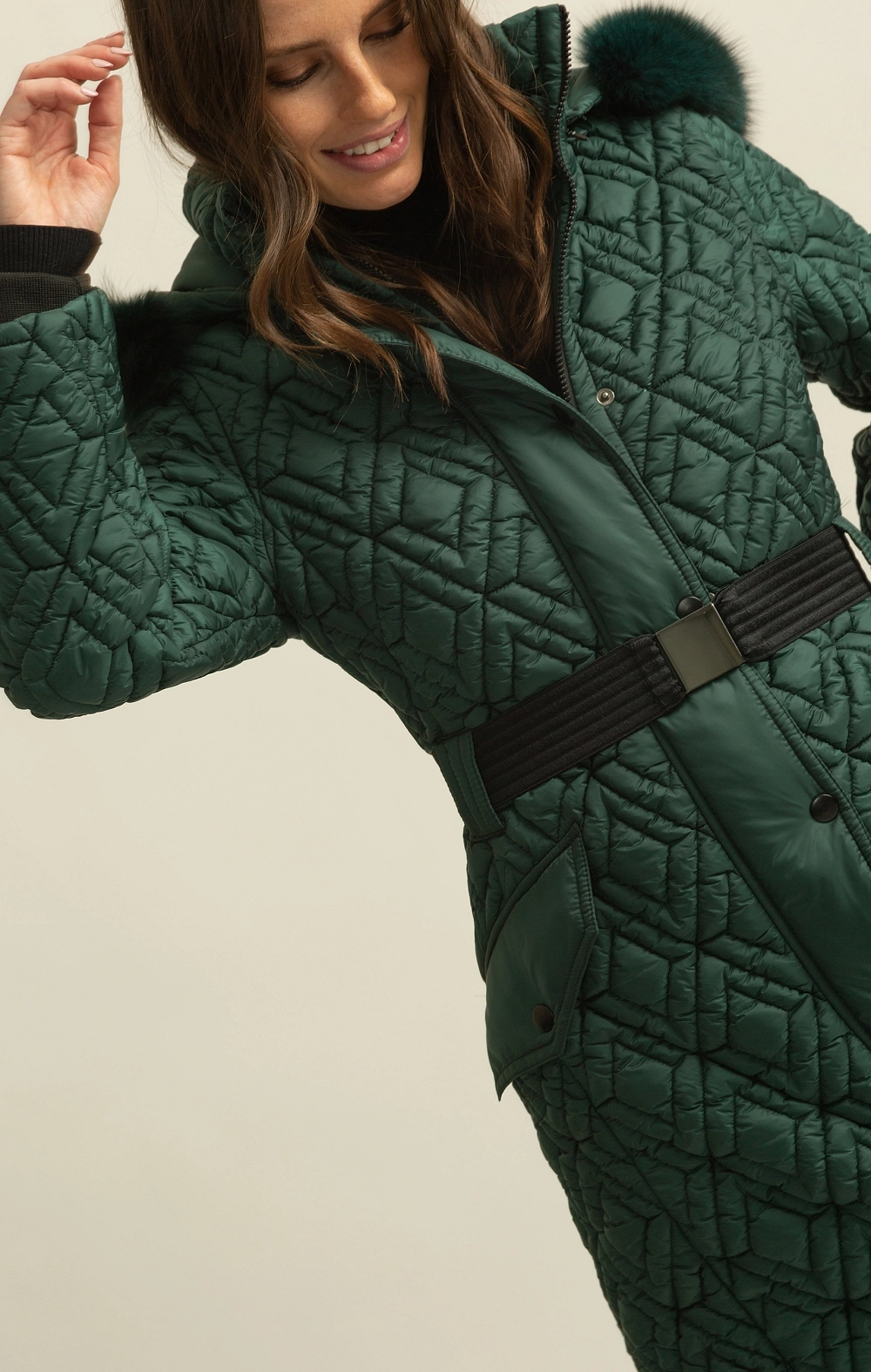 PARKA  ACOLCHADA VERDE BOTELLA PELO EN CAPUCHA