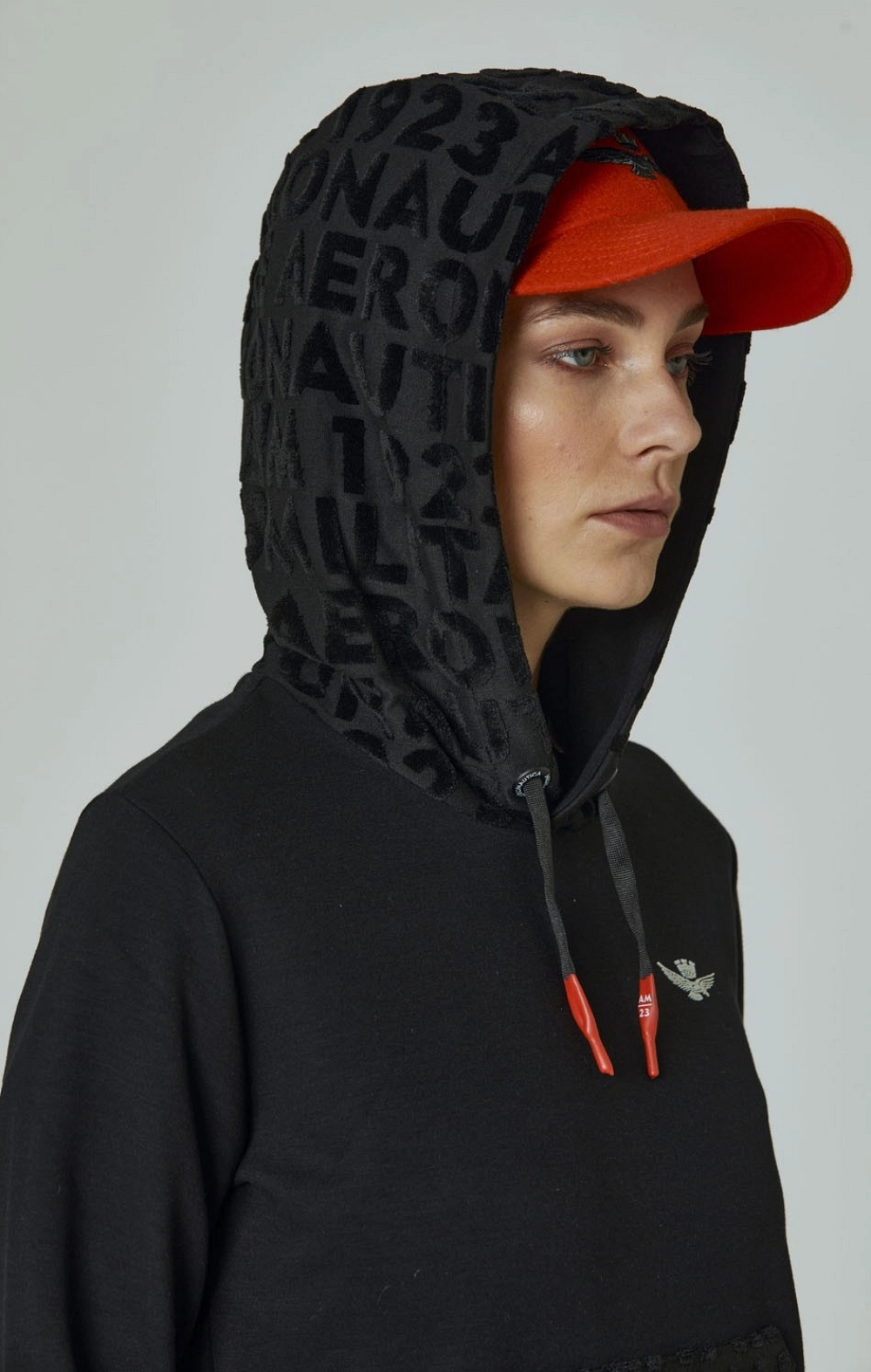 SUDADERA NEGRA BANDA ROJA AERONAUTICA MILITARE