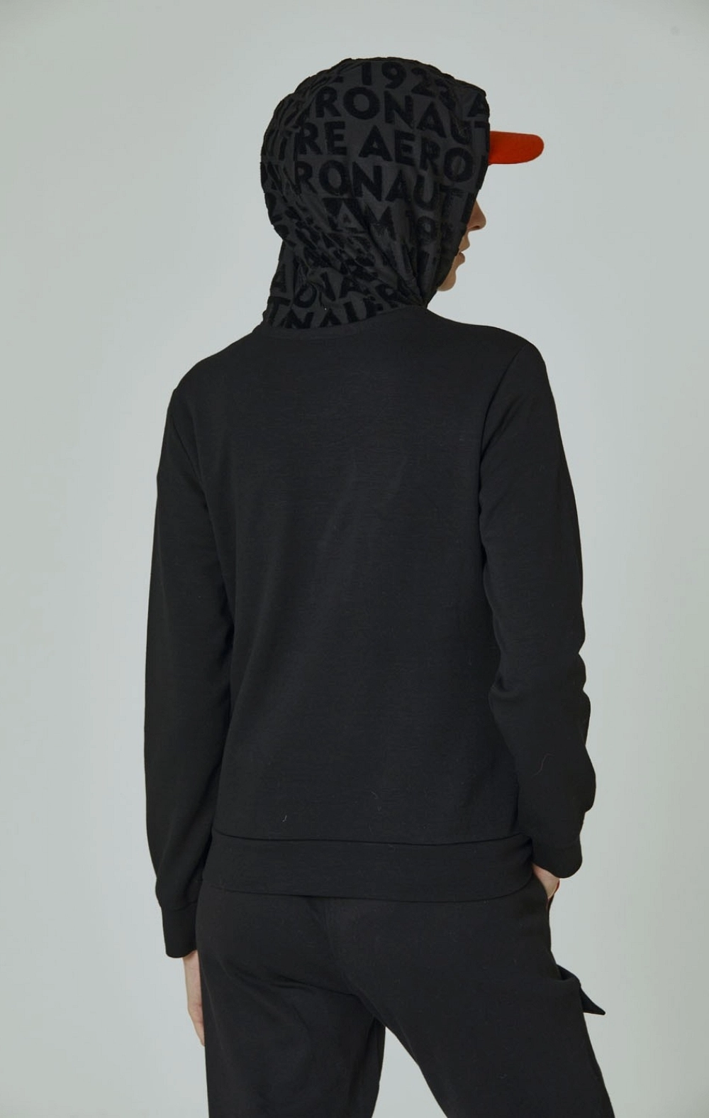 SUDADERA NEGRA BANDA ROJA AERONAUTICA MILITARE