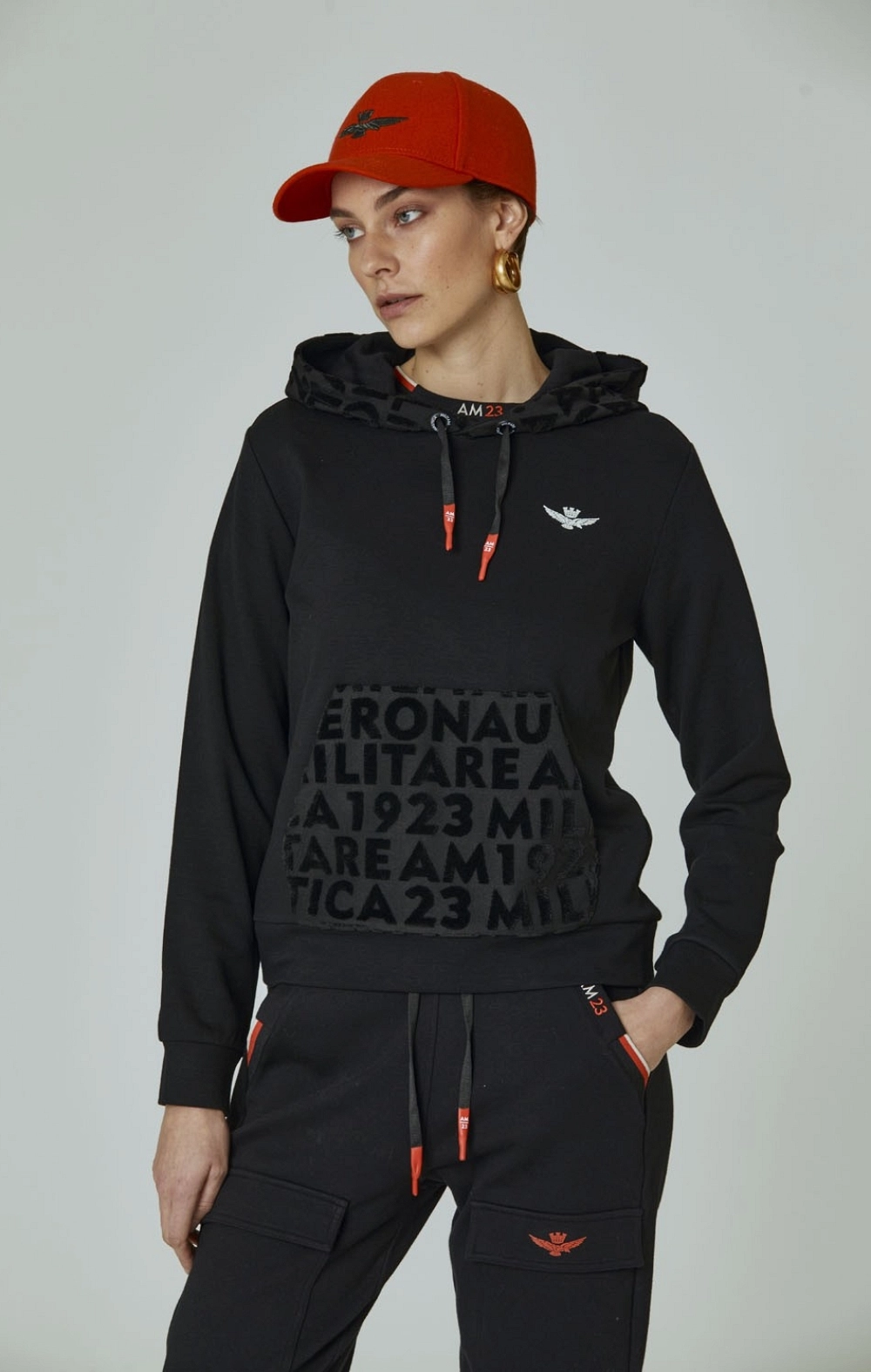 SUDADERA NEGRA BANDA ROJA AERONAUTICA MILITARE
