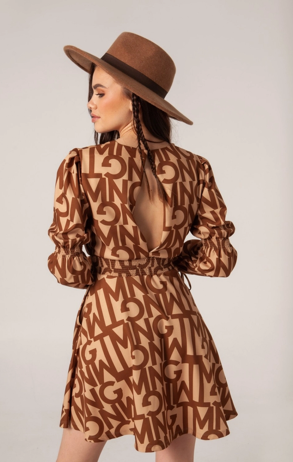 VESTIDO CORTO ENGOMADO ESTAMPADO LETRAS MNGT MARRÓN