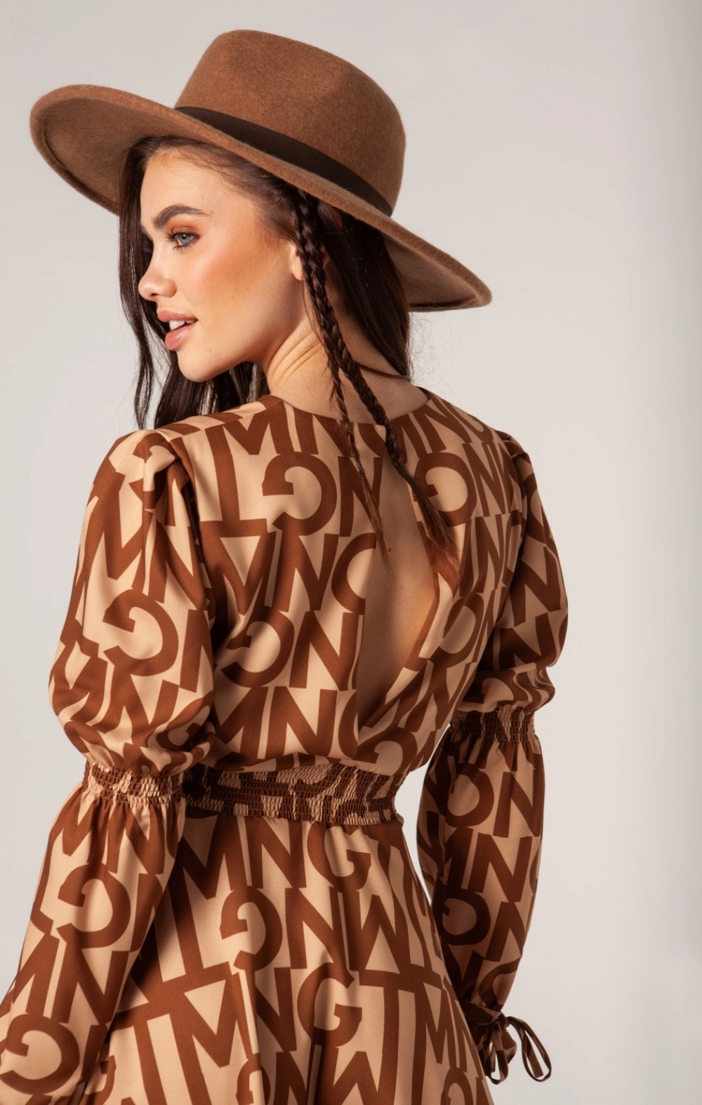 VESTIDO CORTO ENGOMADO ESTAMPADO LETRAS MNGT MARRÓN